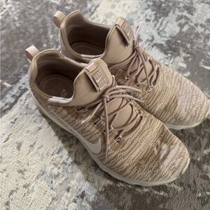 Nike Women's AirMax 9.5